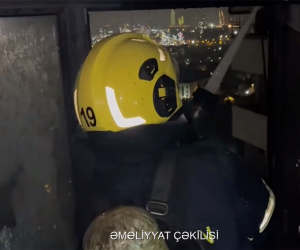 Bakıda 17 mərtəbəli yaşayış binasında yanğın baş verib - Video