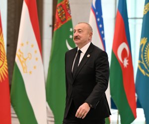 Prezident İlham Əliyev Daşkənddəki Konqres Mərkəzinə gedib