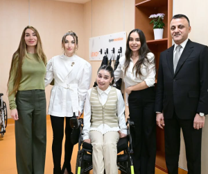 Leyla, Arzu and Alena Aliyeva review technological upgrades at Yeni Klinika