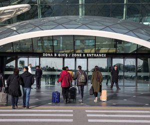 Армянская делегация прилетела в Баку