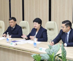 
Emin Əmrullayev özbəkistanlı həmkarı ilə görüşüb