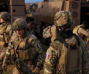 Во Франции готовят новую модель срочной службы