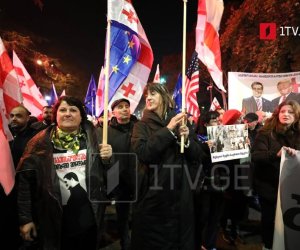Тысячи людей с флагами ЕС вышли на улицы Тбилиси