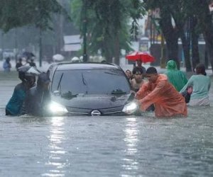 İndoneziyada daşqınlar nəticəsində ölənlərin sayı 435 nəfərə çatıb