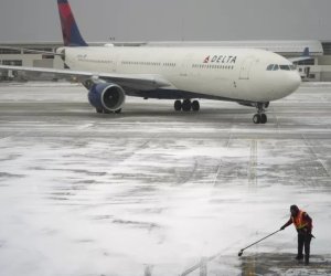 Snowstorm in the U.S. cancels hundreds of flights, delays thousands