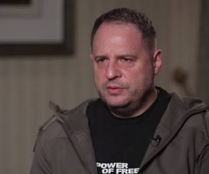 Ермаку запретили выезжать из Украины