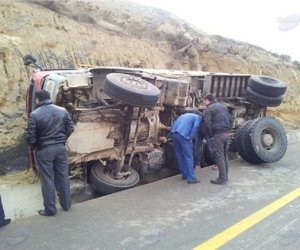 
Kəlbəcərdə sementlə dolu maşın aşıb, xəsarət alan var