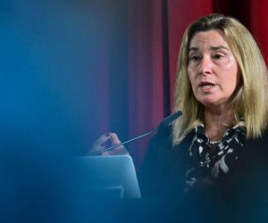 Экс-глава евродипломатии ушла в отставку после обвинений в мошенничестве