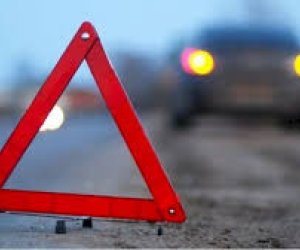 Biləsuvarda minik avtomobili yük maşınına çırpılıb, xəsarət alanlar var