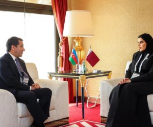 Hikmət Hacıyev Qətərin dövlət naziri ilə görüşüb