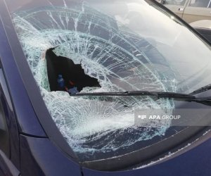 Gəncədə avtomobil divara çırpılıb, 2 nəfər xəsarət alıb