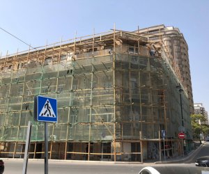 Горе-строители изуродовали исторический памятник и залили жильцов