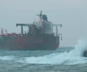 Болгария сняла часть экипажа с поврежденного украинским дроном танкера