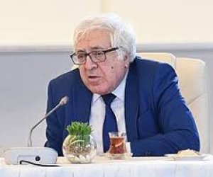 Zərdabinin heykəli restoranın qapıçısı kimi görünür - Yazıçı Anardan təklif