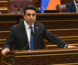 Спикер парламента Армении допускает новую демаркацию границы