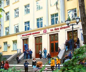 Gürcüstanda ali məktəblərdə təhsil müddəti qısaldılıb