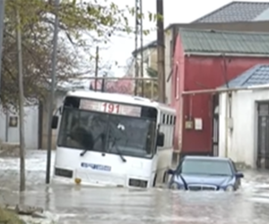 6-7 ildir yağış yağanda evləri və küçəni su basır - Şikayət/Video