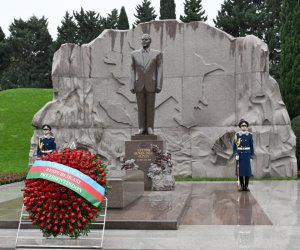 Prezident və ailəsi Heydər Əliyevin məzarını ziyarət edib