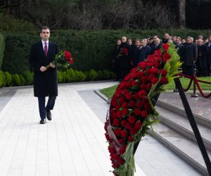 Azərsun Holdinq”in rəhbər heyəti Ulu Öndərin məzarını ziyarət edib
