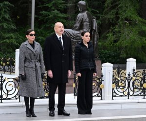 Prezident və ailəsi Heydər Əliyevin məzarını ziyarət edib
