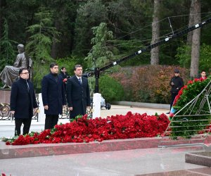 MEDİA Heydər Əliyevin məzarını ziyarət edib