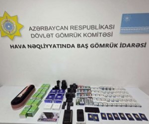 Mobil telefonda gizlədilmiş qızıl külçələr aşkarlanıb