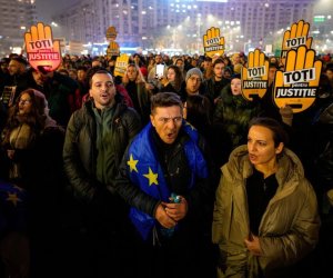 Румыны вышли на улицы против судебной коррупции
