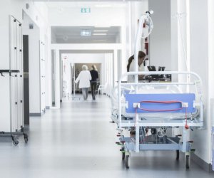 Дочь погибшей при пожаре в Баку Кенуль Велибейли переведена в палату