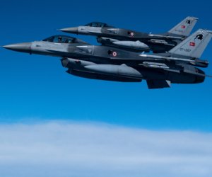 Турецкий истребитель сбил дрон над Черным морем