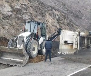 Laçın-Şuşa yolunda yük maşını aşıb