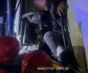 Bakıdakı qəzada yük avtomobilinin sürücüsü xilas edilib &ndash; FHN