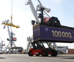 Бакинский порт увеличил перевалку контейнеров до рекордных 100 тыс. TEU