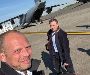 Премьер с министром обороны отправились в Украину