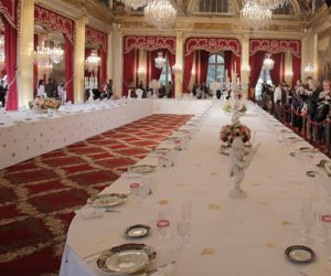 Makronun sarayından 40 min avro dəyərində süfrə ləvazimatları oğurlanıb