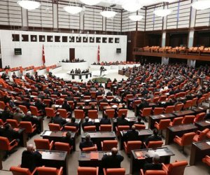 Türkiyə parlamentində deputatlar əlbəyaxa dava edib - Video