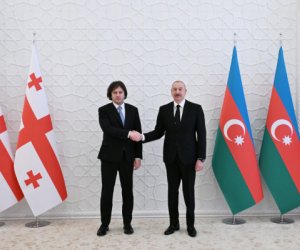 Ираклий Кобахидзе поздравляет Ильхама Алиева