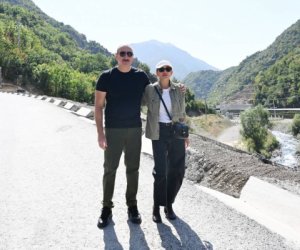 Ильхам и Мехрибан Алиевы приняли участие в открытии парка Победы в Ханкенди