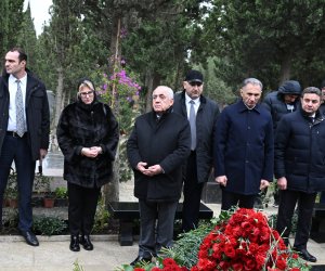 Əli Əsədov təyyarə qəzasında həlak olan ekipaj üzvlərinin məzarını ziyarət edib