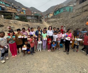 Azərbaycan səfirliyi Peruda aztəminatlı ailələrin uşaqlarına bayram hədiyyələri verib