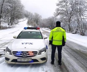 Yol polisi hava şəraiti ilə bağlı sürücülərə müraciət edib