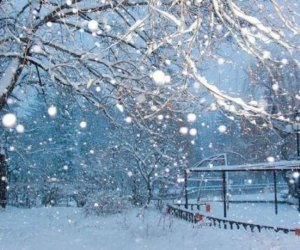 В Шуше спасатели эвакуировали автомобиль, застрявший из-за гололеда