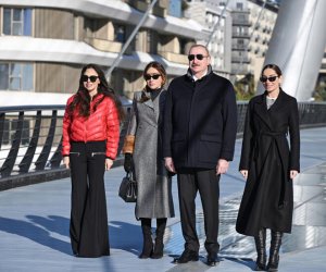 Президент Азербайджана поделился кадрами с посещения "Baku White City"