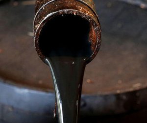 Oil prices edge lower on US statistics