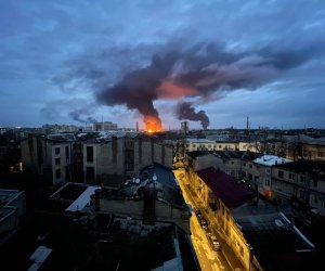 При обстреле Одессы войсками РФ ранены четыре человека, горят дома и автомобили