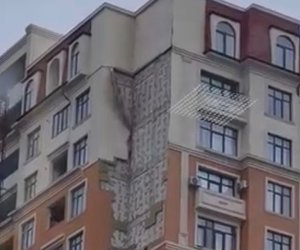 Nərimanovda binanın fasadı uçub - Video