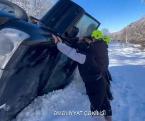 İsmayıllıda buz bağlayan yolda avtomobil aşıb - Video