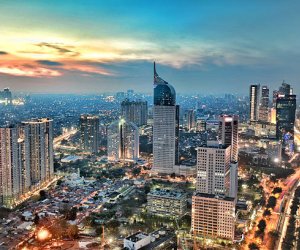 Как минимум 14 человек погибли при наводнении в Индонезии, четверо пропали без вести