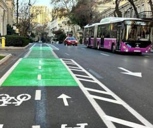 Bakıda 47 yolayrıcında velosiped bölmələri quraşdırılıb