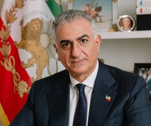 Son of Iran&rsquo;s last shah calls for mass protests and &lsquo;decisive battle&rsquo;