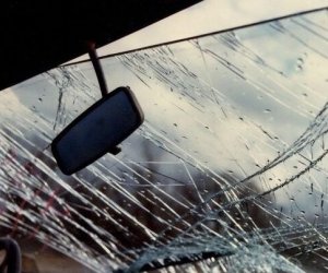 Salyanda mikroavtobus minik avtomobili ilə toqquşub, 9 nəfər xəsarət alıb